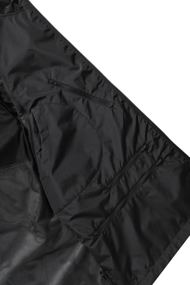 고어텍스 윈드스토퍼 테크 2웨이 윈드브레이커 재킷 - 블랙은 아웃도어 활동은 물론 일상에서도 활용하기 좋은 남녀 공용 윈드브레이커입니다. 봄, 가을 계절에 적합하며, 스포티, 캐주얼 스타일에 매치하기 좋습니다. 탈부착 후드, 다양한 포켓, 탈부착 소매, 방수/방풍 기능을 갖춰 활동성을 높였습니다. 고어텍스 및 나일론 소재로 제작되어 얇지만 튼튼하며, 패커블 기능으로 휴대와 보관이 용이합니다. 여행룩, 등산룩, 가을 나들이룩 등 다양한 TPO에 활용할 수 있습니다.
