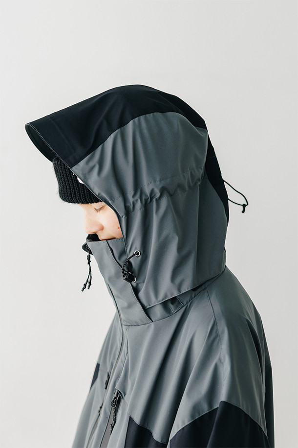 (CLESSTE) 고어텍스 시티 마운틴 파카는 남성용 아우터로, 일상과 아웃도어 활동 모두에 적합한 디자인입니다. 그레이와 블랙 두 가지 색상으로 제공되며, 봄, 가을, 겨울 계절에 착용 가능합니다. 고어텍스 소재를 사용하여 방풍, 투습, 발수 기능을 갖췄으며, 레귤러핏에 두꺼운 두께감으로 보온성을 높였습니다. 후드 탈착 가능, 앞면 포켓 2개, 왼쪽 소매 포켓, 겨드랑이 벤틸레이션, 라글란 소매 등의 디테일이 돋보이며, 고프코어 및 캐주얼 스타일을 연출하기 좋습니다. 등산, 캠핑, 여행 시 유용하게 활용할 수 있습니다.
