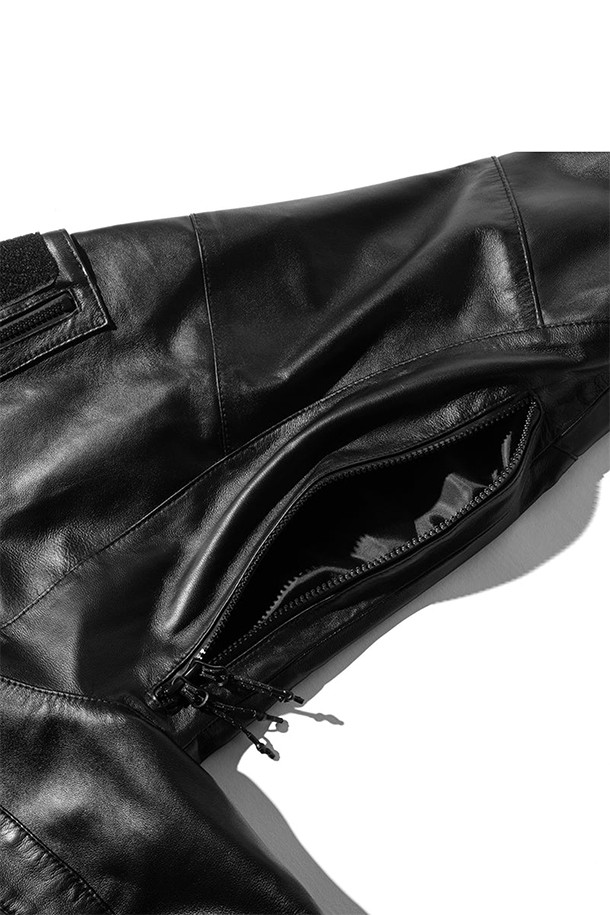 (CLESSTE) 고어텍스 랩스 레더 시티 밀리터리 재킷 - 블랙은 남녀 모두 착용 가능한 밀리터리 스타일의 아우터입니다. 양가죽과 고어텍스 소재를 사용하여 방수, 방풍, 투습 기능을 갖췄으며, 라글란 소매로 활동성을 높였습니다. 두꺼운 두께감과 부드러운 촉감, 레귤러핏으로 편안한 착용감을 제공합니다. 출근룩과 여행룩, 미니멀, 클래식, 스트리트 등 다양한 스타일 연출에 활용할 수 있는 블랙 컬러의 집업 자켓입니다.
