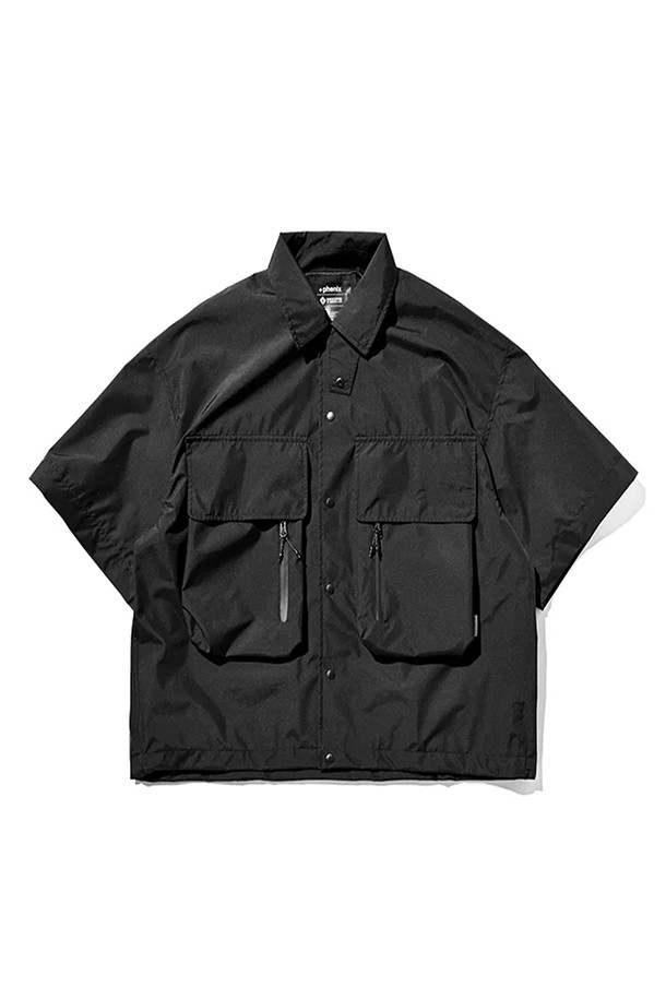 (CLESSTE) 고어텍스 랩스 디테쳐블 웨이딩 셔츠 재킷 - 블랙은 남성용 셔츠 재킷으로, 어반 아웃도어 및 피싱 활동에 적합합니다. 봄, 가을 계절에 착용하기 좋으며, 스포티하고 아웃도어 스타일을 연출합니다. 고어텍스 소재로 제작되어 방풍, 투습, 발수 기능을 갖추었습니다. 디테쳐블 소매 디자인으로 긴 소매와 반소매, 두 가지 스타일을 즐길 수 있으며, 가슴 포켓과 턱 스트랩이 특징입니다. 여행룩, 캠핑룩, 등산룩에 활용하기 좋은 고프코어, 스포티, 미니멀 스타일의 제품입니다.
