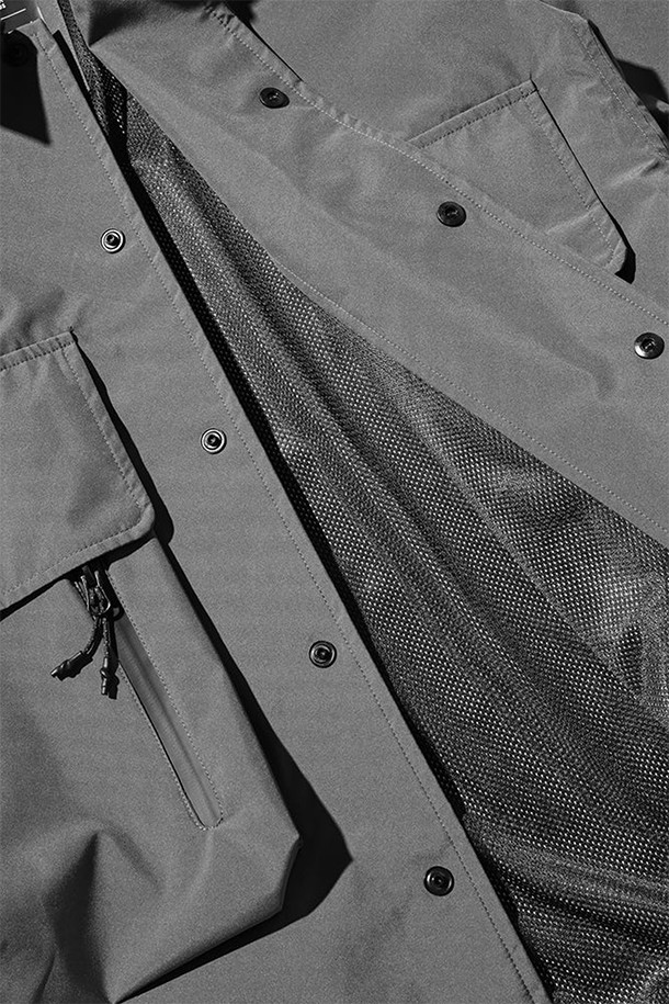 (CLESSTE) 고어텍스 랩스 디태처블 웨이딩 셔츠 재킷 - 그래파이트 그레이는 남성용 셔츠 재킷으로, 고어텍스 소재를 사용하여 방풍, 투습, 발수 기능을 갖췄습니다. 소매 분리가 가능하여 긴 소매와 반소매 두 가지 스타일로 연출할 수 있으며, 가슴 포켓과 칼라 턱 스트랩 디테일이 돋보입니다. 레귤러핏으로 제작되어 아웃도어 활동뿐만 아니라 일상에서도 스포티하고 미니멀한 스타일을 연출할 수 있습니다. 봄, 여름 시즌에 여행, 캠핑, 등산 시 착용하기 좋은 아이템입니다.
