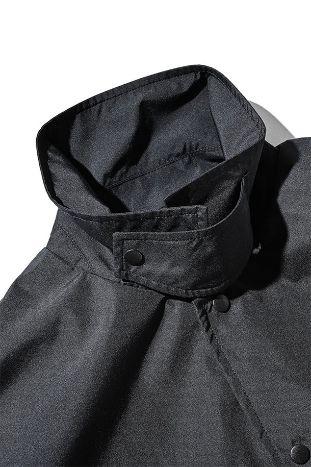 (CLESSTE) 고어텍스 랩스 탈부착 와딩 셔츠 재킷 - 네이비는 아웃도어 활동과 일상에서 활용 가능한 셔츠 재킷입니다. 방풍, 투습, 발수 기능을 갖춘 고어텍스 소재를 사용하여 봄, 여름 시즌에 쾌적하게 착용할 수 있습니다. 소매 탈부착이 가능하여 반소매와 긴소매 두 가지 스타일로 연출할 수 있으며, 가슴 포켓과 칼라 턱 스트랩 디테일이 돋보입니다. 레귤러핏으로 제작되어 여행, 캠핑, 등산 등 다양한 TPO에 캐주얼, 스포티, 고프코어 스타일을 더해줍니다. 네이비 컬러의 무지 디자인으로 어떤 옷에도 쉽게 매치할 수 있습니다.
