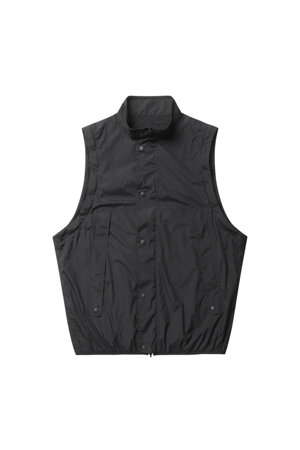 TECH 리버시블 필드 재킷 - 블랙은 캐주얼, 스포티, 미니멀 스타일을 추구하는 남녀 모두를 위한 아우터입니다. 봄, 가을에 적합하며, 일상생활에서 편안하게 착용할 수 있습니다. 앞면은 마이크로 립스톱 소재, 뒷면은 메시 소재로 제작되어, 탈부착 가능한 소매와 스탠드업 칼라가 특징입니다. 레귤러 핏의 집업 스타일로, 동네 마실룩, 산책룩, 여행룩 등 다양한 TPO에 활용하기 좋습니다. 무지 디자인의 블랙 컬러로 어떤 옷에도 쉽게 매치할 수 있습니다.
