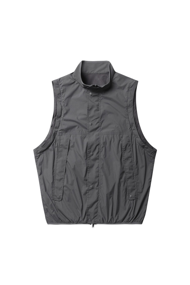 **TECH REVERSIBLE FIELD 재킷 - 차콜**

일상과 가을 나들이에 어울리는 TECH REVERSIBLE FIELD 재킷은 차콜 색상의 테크니컬하고 캐주얼한 무드를 연출합니다. 마이크로 립스톱과 메시 소재로 제작되어 가볍고, 양면 디자인과 탈부착 가능한 소매, 스탠드업 칼라가 특징입니다. 레귤러 핏에 집업 여밈 방식, 긴 소매 기장으로 간절기 날씨에 유용하게 활용할 수 있습니다. 무지 패턴의 레귤러 기장 필드 재킷으로, 미니멀한 스타일을 선호하는 분들께 추천합니다.
