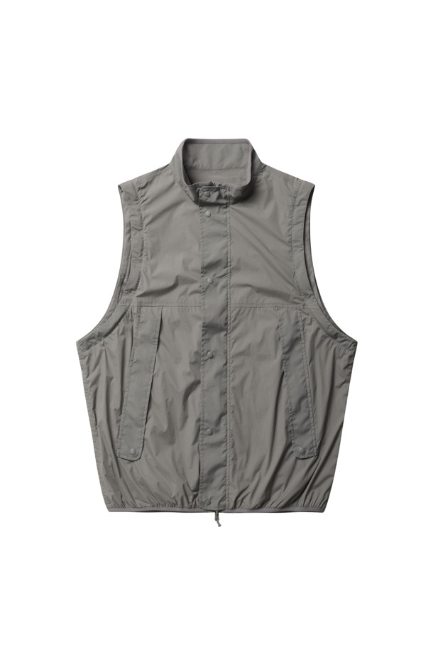 TECH 리버시블 필드 재킷 - 울프그레이는 캐주얼 및 스포티 스타일을 모두 아우르는 공용 아우터입니다. 봄, 가을에 적합하며, 얇은 두께감으로 간절기 활용도가 높습니다. 무지 패턴에 레귤러핏과 집업 여밈 방식으로 편안함을 더했습니다. 탈부착 소매, 스탠드업 칼라, 마이크로 립스톱 앞면, 메시 소재 뒷면으로 다양한 스타일을 연출할 수 있습니다. 동네 마실룩, 산책룩, 여행룩 등 일상에서 폭넓게 활용 가능한 아이템입니다.
