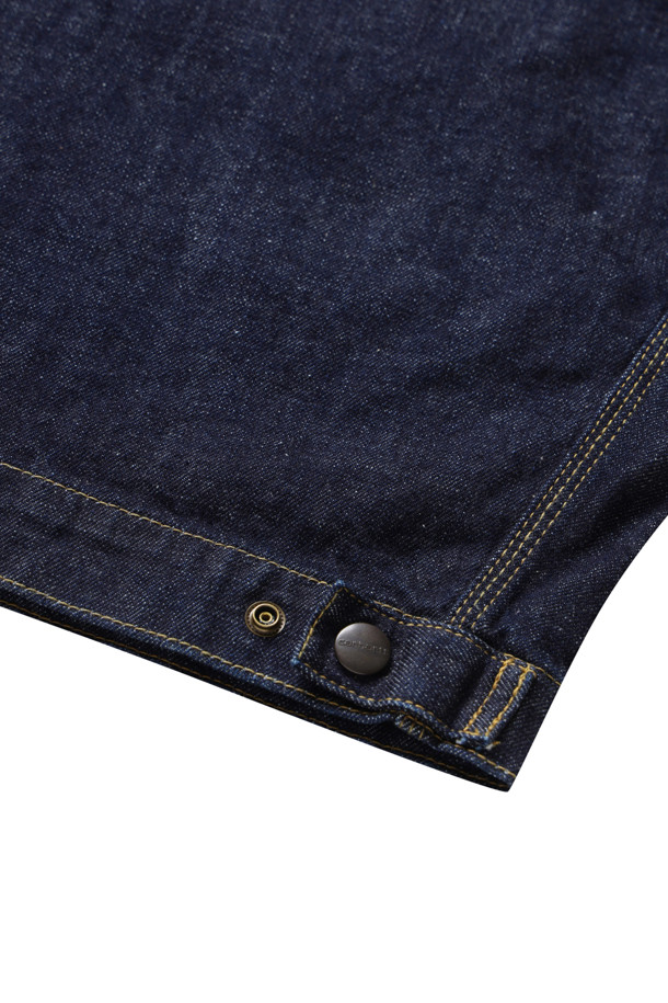 OG 디트로이트 재킷 - 블루 (린스드)는 남녀 모두 착용 가능한 데님 재킷입니다. 캐주얼, 미니멀, 클래식 스타일을 추구하는 분들께 추천하며, 봄, 가을 일상에서 편안하게 착용하기 좋습니다. 무지 디자인에 루즈 핏으로 제작되었으며, 지퍼 여밈 방식을 갖추고 있습니다. 양방향 앞면 지퍼, 지퍼 포켓, 조절 가능한 커프스와 밴드 디테일이 특징이며, 유기농 코튼 소재로 제작되어 뻣뻣한 촉감을 느낄 수 있습니다. 동네 마실룩, 봄 소풍룩, 가을 나들이룩에 활용하면 멋스러운 스타일을 연출할 수 있습니다.
