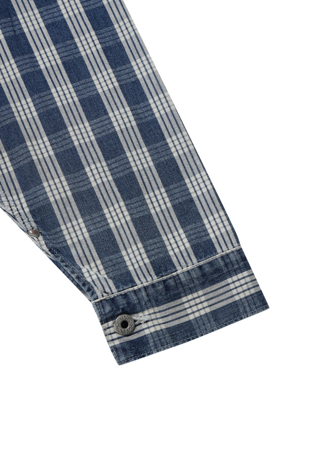 WORK 재킷 - 인디고 워크 재킷은 남성용으로, 봄, 가을에 입기 좋은 데님 소재의 아우터입니다. 캐주얼, 워크웨어, 미니멀 스타일을 아우르는 디자인으로, 체크 패턴과 레귤러핏이 특징입니다. 크롭 기장에 긴 소매, 버튼 여밈 방식이며, 체인 스티치 백 로고와 버튼 각인 디테일이 돋보입니다. 동네 마실룩, 가을 나들이룩에 적합한 워크웨어 스타일의 재킷입니다.
