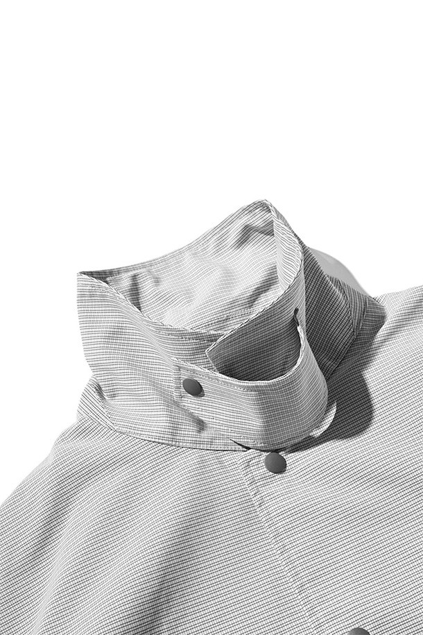 (CLESSTE) GRAPH CHECK WADING S/S 셔츠 재킷 - 화이트 X 블랙은 캐주얼, 스포티, 미니멀 스타일을 아우르는 남성용 셔츠형 자켓입니다. 봄, 여름 시즌에 적합하며, 체크 패턴과 화이트, 블랙 컬러 배색이 특징입니다. 반소매 기장과 얇은 두께감으로 시원하게 착용 가능하며, 스탠드업 칼라와 드로우스트링, 플랩 포켓 디테일이 돋보입니다. 레귤러핏으로 제작되어 편안한 착용감을 제공하며, 여행룩과 휴가룩에 잘 어울립니다. 버튼 여밈 방식으로 간편하게 스타일링할 수 있는 크롭 기장의 셔츠 자켓입니다.
