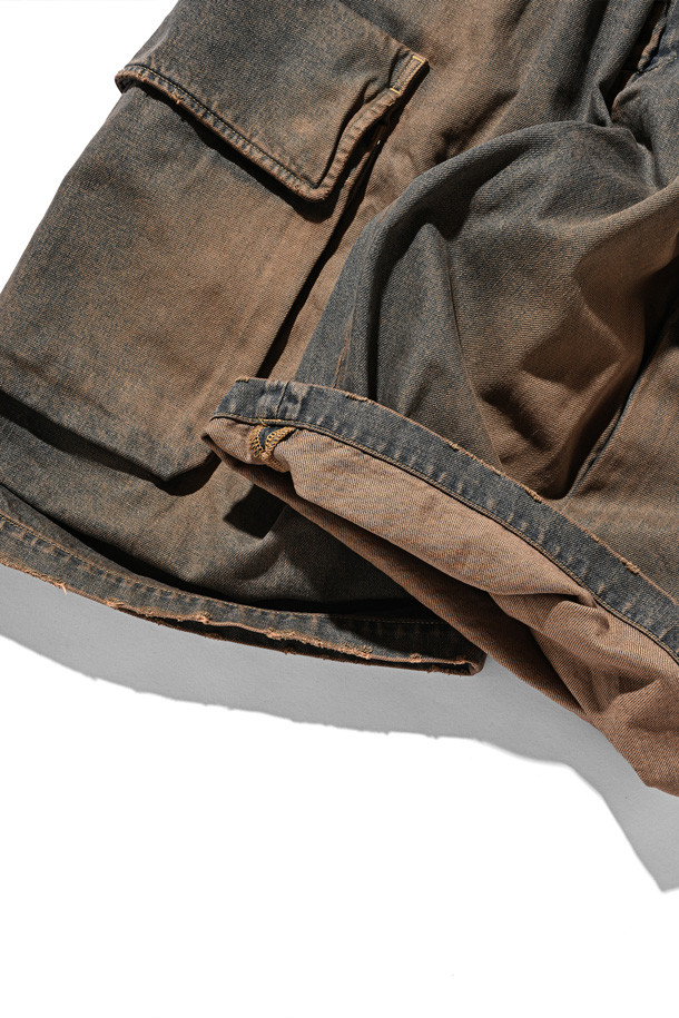 (CLESSTE) 빈티지 데님 셀비지 시티 밀리터리 하프 팬츠 - 빈티지 브라운은 남성용 데님 반바지입니다. 봄, 여름 시즌에 어울리는 레귤러핏 반바지로, 밀리터리 스타일과 빈티지한 무드를 동시에 느낄 수 있습니다. 뻣뻣한 질감의 데님 소재와 셀비지 디테일, 빈티지 워싱 처리로 독특한 멋을 더했습니다. 여행룩, 휴가룩, 캠핑룩 등 다양한 TPO에 캐주얼, 클래식, 워크웨어 스타일로 활용하기 좋습니다.
