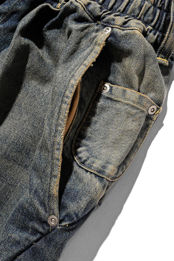 (CLESSTE) 빈티지 데님 셀비지 매시브 트위스트 팬츠 - 빈티지 인디고는 남성용 데님 팬츠입니다. 빈티지 인디고 컬러의 무지 디자인으로, 봄, 가을에 어울리는 두꺼운 두께감의 와이드 핏 긴바지입니다. 셀비지 디테일과 빈티지 워싱으로 빈티지 및 캐주얼 스타일을 연출하며, 루즈핏으로 편안한 착용감을 선사합니다. 데이트룩과 캠핑룩, 캐주얼 및 미니멀 스타일 연출에 적합합니다.
