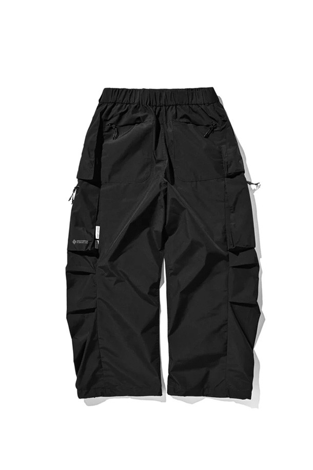 (CLESSTE) GTX CITY MILITARY CURVE PANTS - BLACK는 남성용 밀리터리 팬츠입니다. 방수 기능이 뛰어난 GTX 소재를 사용하여 잦은 비에도 쾌적함을 유지하며, 두꺼운 두께감으로 겨울철에도 따뜻하게 착용할 수 있습니다. 루즈핏으로 제작되어 편안한 착용감을 제공하며, 카고 포켓 디테일이 밀리터리 스타일을 더합니다. 여행룩, 캠핑룩, 스트릿, 고프코어 및 미니멀 스타일 연출에 적합한 블랙 컬러의 긴바지입니다.
