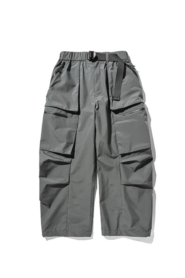 (CLESSTE) GTX CITY 밀리터리 커브 팬츠 - 그래파이트 그레이는 남성용 밀리터리 팬츠입니다. 일상, 아웃도어 활동에 적합하며, 봄, 가을, 겨울 계절에 착용하기 좋습니다. 루즈핏으로 편안함을 강조하며, 무지 디자인에 두꺼운 두께감과 뻣뻣한 촉감의 나일론 소재를 사용했습니다. 카고 포켓과 테크니컬 소재가 특징이며, 캐주얼, 스트리트, 워크웨어 스타일을 연출할 수 있습니다.
