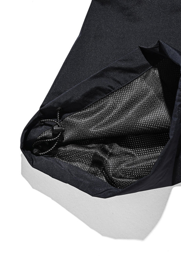 (CLESSTE) GTX CITY MILITARY CURVE PANTS - 네이비는 남성용 바지로, 봄, 가을, 겨울 계절에 착용하기 좋습니다. 넉넉한 루즈핏과 와이드 핏으로 편안한 착용감을 제공하며, 두꺼운 나일론 소재로 제작되어 뻣뻣한 촉감이 특징입니다. 밀리터리 스타일과 스트릿 무드를 동시에 연출할 수 있으며, 카고 포켓 디테일이 돋보입니다. 캠핑룩, 스트리트, 워크웨어, 고프코어 스타일을 즐겨 입는 남성에게 추천합니다.
