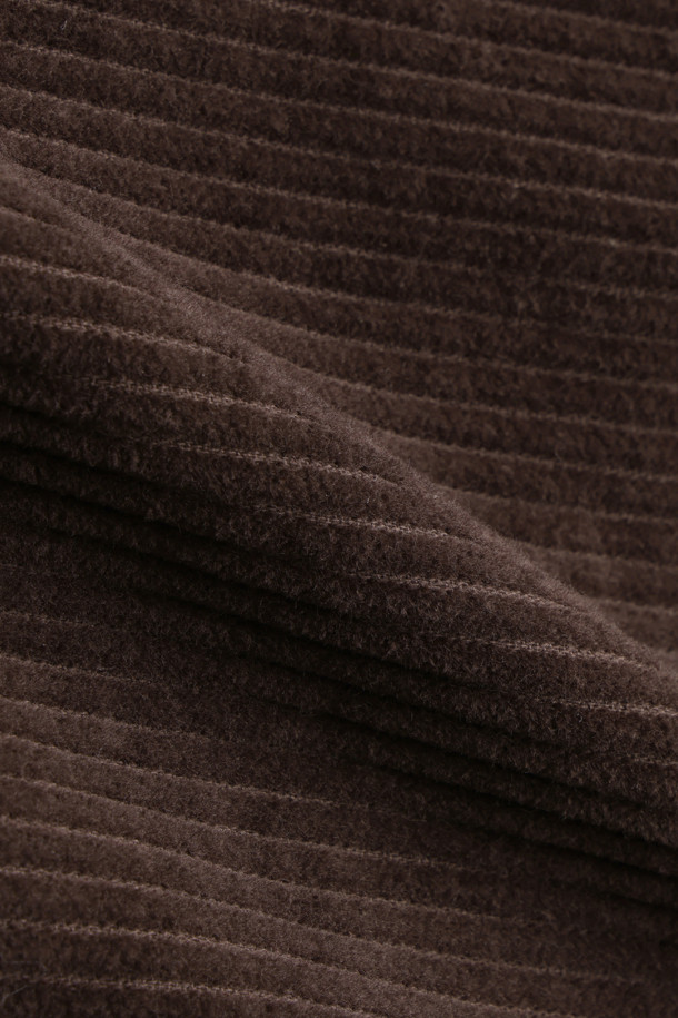 (앤드 와이너) 코듀로이 팬츠 - 다크브라운은 일상과 아웃도어 활동 모두에 적합한 남성용 바지입니다. 가을과 겨울에 따뜻하게 입을 수 있도록 두꺼운 코듀로이 소재로 제작되었으며, 톤 다운된 다크브라운 컬러가 세련된 분위기를 연출합니다. 와이드 핏과 루즈핏으로 편안한 착용감을 제공하며, 고밀도 원단과 발수 기능을 갖추어 실용성을 높였습니다. 캠핑룩, 캐주얼, 클래식, 미니멀 스타일 모두 소화 가능한 활용도 높은 아이템으로, 입체적인 실루엣이 돋보입니다.
