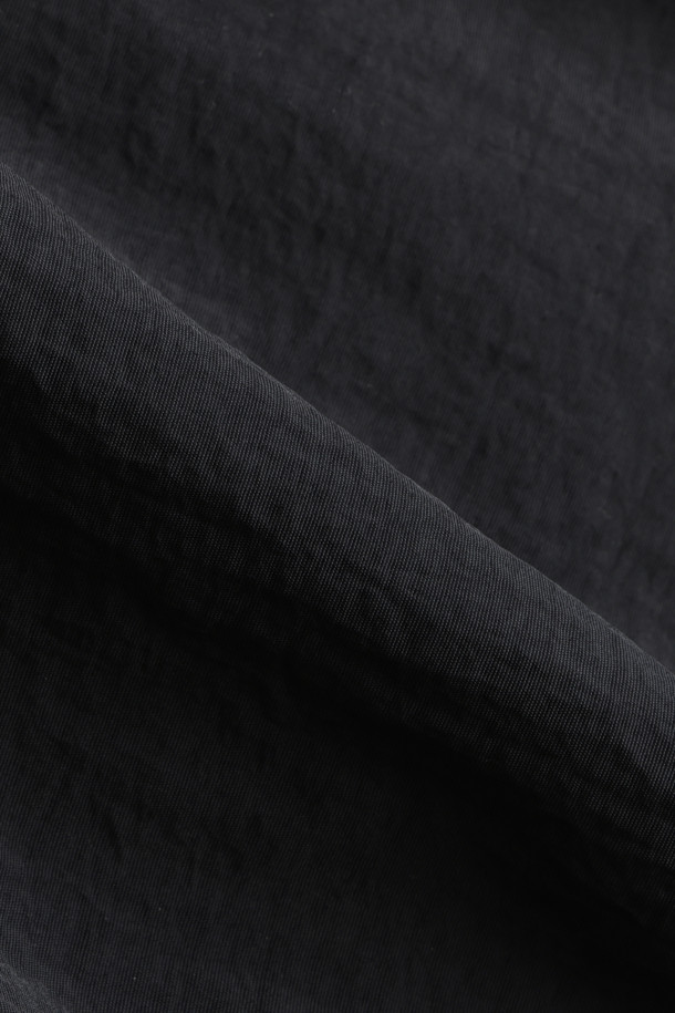 앤드 와이어(AND WANDER) NY 타프타 하이커 2웨이 팬츠 - 블랙은 아웃도어 활동에 최적화된 하이킹 팬츠입니다. 발수 기능과 자외선 차단 기능이 있어 쾌적한 착용감을 제공하며, 지퍼를 활용하여 투웨이 스타일로 연출할 수 있습니다. 봄, 여름, 가을에 착용하기 좋은 얇은 두께의 레귤러핏 팬츠로, 스포티하고 미니멀한 스타일을 연출하기 좋습니다. 경량 나일론 타프타 소재로 제작되었으며, 허리 밴딩은 없습니다. 등산, 캠핑, 여행 등 다양한 TPO에 활용 가능합니다.
