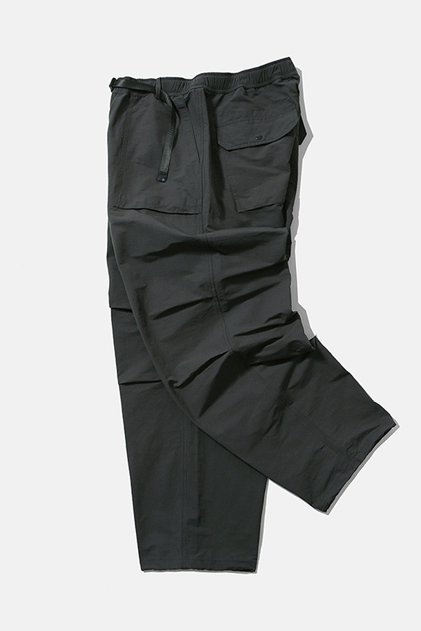 오버 서플라이 팬츠 - 차콜입니다. 면과 나일론 혼방 소재로 제작되어 봄, 가을에 착용하기 좋은 남성용 밀리터리 팬츠입니다. 루즈핏으로 편안한 착용감을 제공하며, 허리 벨트와 밑단 스트링으로 핏 조절이 용이합니다. 사이드 지퍼 포켓, 패치 포켓, 스냅 여밈 포켓 등 다양한 수납 공간을 갖췄으며, 무릎 턱 디테일과 자석 버클이 디자인의 포인트를 더합니다. 일상, 여행, 가을 나들이 등 다양한 TPO에 맞춰 캐주얼, 미니멀, 워크웨어 스타일을 연출해보세요.
