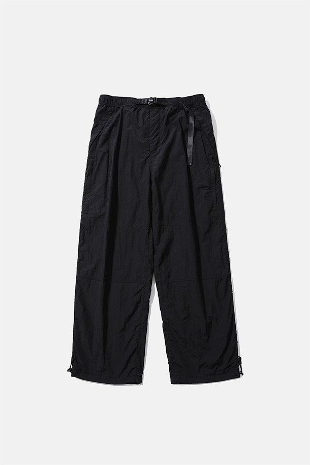 유틸리티 하이킹 라인드 팬츠 - 블랙은 남성용 긴바지로, 가을과 겨울에 적합한 두꺼운 두께감의 팬츠입니다. 나일론과 면 혼방 소재에 기모 안감으로 보온성을 높였으며, 루즈핏으로 편안한 착용감을 제공합니다. 허리 벨트 조절, 지퍼 포켓, 거셋 디테일, 밑단 스트링, 내장형 이밴드 등 하이킹과 아웃도어 활동에 유용한 기능들을 갖추었습니다. 스포티, 캐주얼 스타일 연출이 가능하며 등산, 캠핑, 겨울철 데일리룩에 활용하기 좋습니다.
