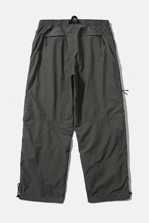 유틸리티 하이킹 라인드 팬츠 - 올리브는 남성용 긴바지로, 가을과 겨울에 착용하기 좋은 두꺼운 두께감의 방수 보온 바지입니다. 올리브 컬러의 무지 디자인에 루즈핏으로 편안한 착용감을 제공하며, 아웃도어 및 캐주얼 스타일을 연출할 수 있습니다. 하이킹, 아웃도어, 일상 활동에 적합하며, 지퍼 포켓, 허리 벨트, 거셋 디테일, 밑단 스트링, 내장형 이밴드 등의 다양한 기능과 디테일을 갖추고 있습니다. 등산, 캠핑, 가을 나들이룩에 어울리는 워크웨어, 고프코어 스타일의 캐주얼 팬츠입니다. 나일론과 면 혼방 소재에 기모 안감으로 보온성을 높였습니다. 허리 밴딩으로 사이즈 조절이 용이합니다.
