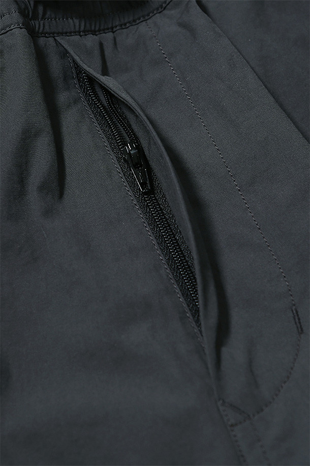 SIMO LINED PANTS - 차콜은 스위스 군 저격수 군복을 기반으로 제작된 남성용 라인드 팬츠입니다. 겨울철 일상과 밀리터리 스타일을 모두 만족시키는 이 바지는 두꺼운 두께감과 발열 안감으로 뛰어난 보온성을 제공합니다. 루즈핏으로 편안한 착용감을 선사하며, 허리 벨트, 밑단 스트링 조절 기능으로 사이즈를 맞춤 조절할 수 있습니다. 플랩 포켓과 스냅 여밈 디테일이 특징이며, 워크웨어, 캐주얼, 미니멀 스타일 모두 소화 가능한 활용도 높은 아이템입니다. 차콜 색상의 무지 패턴으로 어떤 상의와도 쉽게 매치하여 겨울 데일리룩, 캠핑룩을 연출할 수 있습니다.
