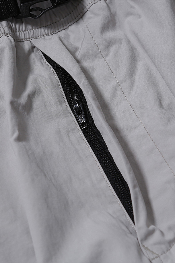 SIMO LINED PANTS - OYSTER (시모 라인드 팬츠 - 오이스터)는 남성용 바지로, 스위스 군 저격수 군복을 베이스로 제작되어 밀리터리 스타일을 연출합니다. 두꺼운 두께감과 발열 안감으로 겨울철에도 따뜻하게 착용 가능하며, 루즈핏으로 편안한 착용감을 제공합니다. 허리 벨트, 밑단 스트링, 내장형 이밴드, 패치 포켓 등 다양한 디테일이 돋보이며, 일상, 여행, 산책 등 다양한 TPO에 활용 가능합니다. 나일론과 면 혼방 소재에 무지 패턴으로 워크웨어, 미니멀, 클래식 스타일을 모두 소화합니다.
