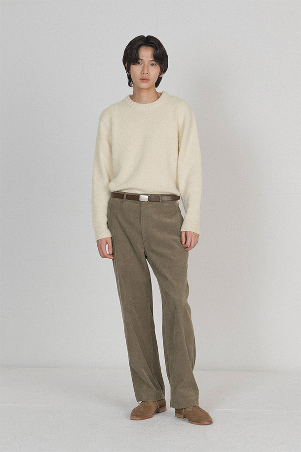 모카 색상의 WASHED 코듀로이 팬츠입니다. 14웨일 코듀로이 소재와 CARDED YARN COTTON 100%로 제작되어 가을, 겨울철 넉넉한 두께감으로 따뜻하게 착용할 수 있습니다. 클래식, 빈티지 스타일을 기반으로 한 레귤러핏의 긴바지로, 데일리룩, 데이트룩 등 다양한 TPO에 활용하기 좋습니다. 허리 사이드 어드저스터, 사선 포켓, 웰트 포켓 디자인으로 실용성을 더했습니다. 무지 패턴으로 미니멀, 캐주얼 스타일을 연출하기에 용이합니다.
