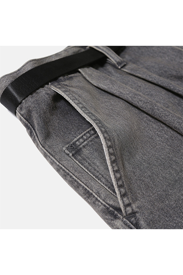 블리치드 블랙 컬러의 와이드 벨티드 데님 팬츠입니다. 캐주얼, 미니멀, 시티보이 스타일을 즐기는 분들께 추천합니다. 11온스 면 소재로 제작되어 편안한 착용감을 선사하며, 넉넉한 와이드핏으로 활동성을 높였습니다. 허리 턱 및 다트 디테일이 돋보이며, 자석 버클과 스냅 버튼 뒷주머니, 지퍼 플라이 등의 특징을 갖추었습니다. 데일리룩, 동네 마실룩, 쇼핑룩 등 다양한 TPO에 활용하기 좋습니다.
