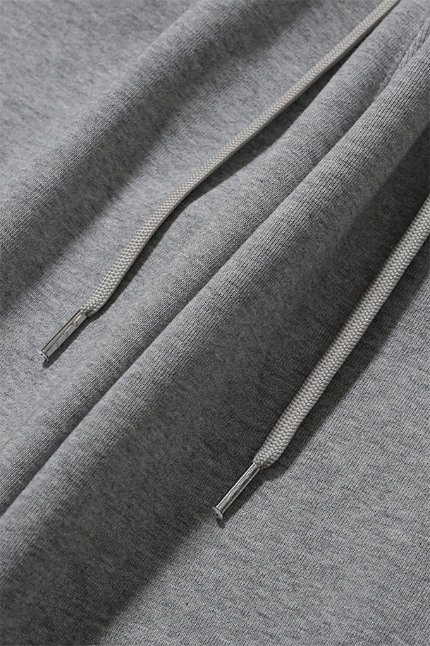 남성용 'BAGGY SWEAT PANTS (배기 스웻 팬츠) - 헤더 그레이'입니다. 부드러운 면과 폴리에스테르 혼방 소재로 제작되어 편안한 착용감을 선사하며, 봄, 가을, 겨울 모두 활용 가능합니다. 넉넉한 배기핏과 루즈핏으로 편안함을 강조하고, 두꺼운 두께감으로 보온성을 더했습니다. 허리 부분에는 내장형 밴딩과 스트링이 있어 조절이 용이하며, 사이드 및 후면 포켓으로 실용성을 높였습니다. 캐주얼, 스포티, 미니멀 스타일을 소화하며 집콕룩, 산책룩, 캠핑룩 등 다양한 TPO에 활용하기 좋습니다.
