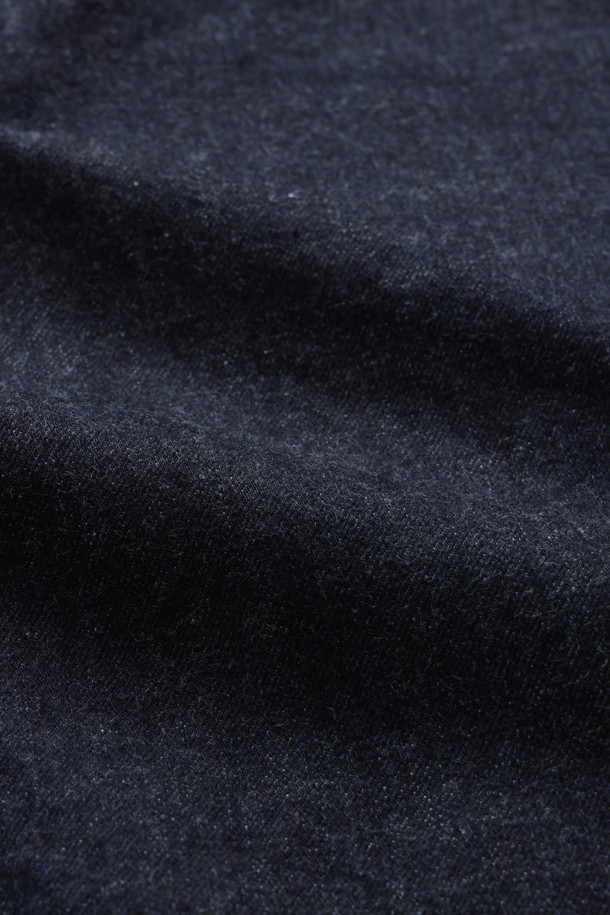 빈티지 5포켓 이스트-웨스트 셀비지 데님 팬츠 - 이스트/웨스트 린스는 남성용으로 제작된 레귤러핏 데님 팬츠입니다. 네이비 컬러의 무지 데님 소재로, 사계절 내내 착용하기 좋습니다. 뻣뻣한 촉감과 두꺼운 두께감으로 빈티지하고 클래식한 스타일을 연출합니다. 셀비지 디테일과 5포켓 디자인이 특징이며, 미니멀, 워크웨어 스타일을 선호하는 분들께 추천합니다.
