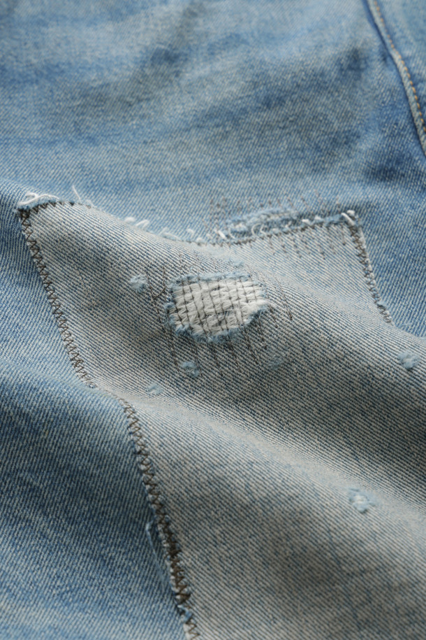 빈티지 5 포켓 미들랜즈 셀비지 진 - 미들랜즈 워시는 남성용 데님 팬츠로, 캐주얼하고 클래식한 스타일을 연출합니다. 미드블루 컬러의 무지 디자인이며, 사계절 착용 가능합니다. 뻣뻣한 촉감의 스트레이트핏으로, 5 포켓 디자인과 셀비지 데님, 체인 스티치 허리밴드가 특징입니다. RRL 자수와 뒷면 스웨이드 로고 라벨, 그리고 미국에서 제작되었다는 점이 돋보입니다.
