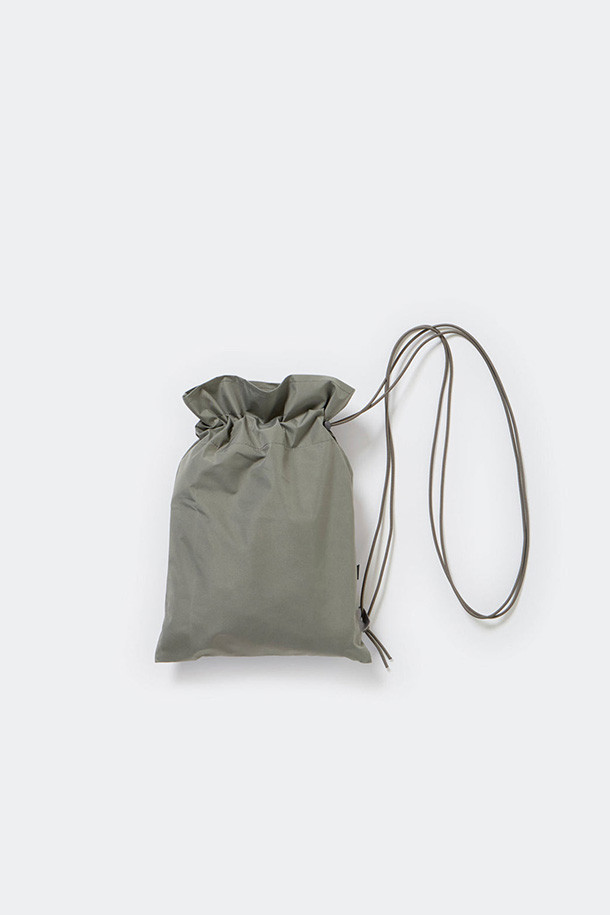 고어텍스 윈드스토퍼 테크 2웨이 윈드브레이커 팬츠 - 차콜은 남녀 공용으로 착용 가능한 윈드브레이커 팬츠입니다. 봄, 가을 시즌 아웃도어 및 일상생활에서 활용하기 좋으며, 스포티, 캐주얼, 고프코어 스타일을 연출할 수 있습니다. 방수, 방풍, 경량 기능을 갖춘 고어텍스 소재와 나일론 소재를 사용하여 외부 환경으로부터 보호해 줍니다. 레귤러핏으로 편안한 착용감을 제공하며, 옆주머니 지퍼, 밑단 조절 지퍼, 뒷면 통풍 포켓, 탈부착 무릎 디테일, 패커블 기능이 있어 실용적입니다. 등산, 여행, 캠핑 등 다양한 TPO에 적합합니다.
