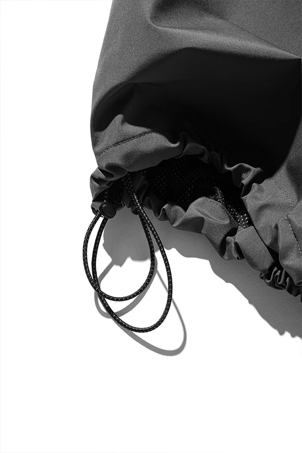 (CLESSTE) 고어텍스 랩스 시티 오버 트라우저 - 그래파이트 그레이는 남녀 공용으로, 일상 및 아웃도어 활동에 적합한 사계절용 오버팬츠입니다. 밀리터리 및 스포티 스타일을 결합하여 캐주얼, 고프코어, 스포티 룩 연출에 용이하며, 여행, 캠핑, 등산 시에도 활용하기 좋습니다. 넉넉한 루즈핏에 긴 기장으로 편안함을 제공하며, 방풍, 투습, 발수 기능으로 쾌적한 착용감을 선사합니다. 허리 고무밴드, 드로코드, 밑단 조절 장치, 립스탑 소재를 적용하여 실용성을 높였습니다.
