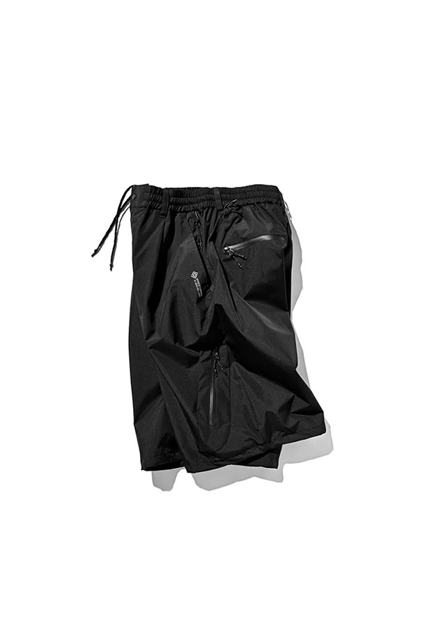 (CLESSTE) 고어텍스 랩스 테크 매시브 트위스티드 하프 팬츠 - 블랙은 남녀 공용으로, 일상과 아웃도어 활동 모두에 적합한 하프 기장의 바지입니다. 고어텍스 소재를 사용하여 방풍, 투습, 발수 기능을 갖추었으며, 봄, 여름, 가을 계절에 착용하기 좋습니다. 루즈핏과 벌룬핏의 넉넉한 핏으로 편안함을 제공하며, 10개의 포켓과 허리 고무밴드, 내부 끈 디테일로 실용성을 더했습니다. 로우라이즈부터 하이웨스트까지 다양한 스타일로 연출 가능하며, 스포티, 미니멀, 고프코어 스타일을 즐기는 분들께 추천합니다.
