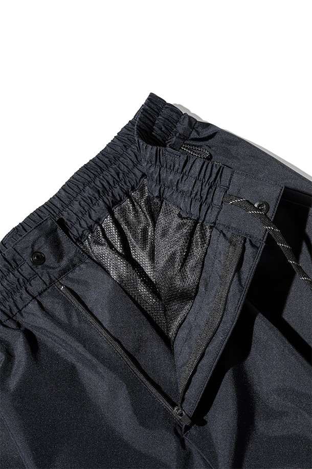 (CLESSTE) 고어텍스 랩스 테크 매시브 트위스티드 팬츠 - 네이비는 방풍, 투습, 발수 기능을 갖춘 고어텍스 소재의 남녀 공용 팬츠입니다. 일상, 하이킹 등 다양한 활동에 적합하며, 봄, 가을, 겨울 계절에 착용하기 좋습니다. 와이드 벌룬 핏에 루즈핏으로 편안함을 더했으며, 10개의 포켓, 허리 고무밴드, 내부 끈 디테일이 있습니다. 곡선형 입체 패턴과 측면 다트 디테일로 테크니컬하고 스포티한 스타일을 연출하며, 로우라이즈부터 하이웨스트까지 다양한 핏으로 착용 가능합니다. 등산룩, 캠핑룩, 여행룩, 고프코어 및 미니멀 스타일을 즐기는 분들께 추천합니다.
