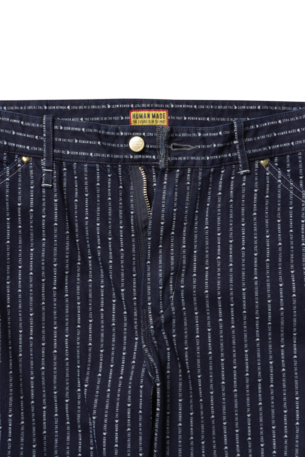 **WABASH WORK PANTS - 인디고**

이번 시즌, 워크웨어와 캐주얼 스타일을 모두 만족시키는 와바시 워크 팬츠를 만나보세요. 남성용으로 출시된 이 바지는 인디고 컬러의 데님 소재에 탈염 프린트 로고 스트라이프 패턴을 더해 빈티지한 멋을 살렸습니다. 봄, 가을 계절에 어울리며, 레귤러 핏으로 편안한 착용감을 제공합니다. 하트 리벳, 황동 버튼 디테일이 돋보이며, 커버올 재킷과 함께 셋업으로 연출하여 더욱 완성도 높은 스타일을 완성할 수 있습니다. 동네 마실룩이나 가을 나들이룩에 훌륭한 선택이 될 것입니다.
