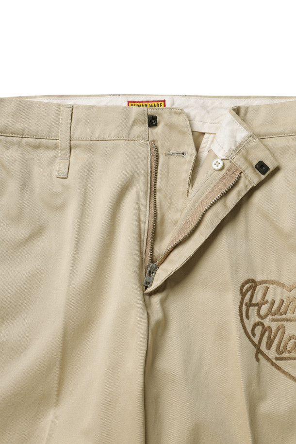 베이직한 스타일의 남성용 치노 팬츠입니다. 면 소재로 제작되어 봄, 여름, 가을 계절에 편안하게 착용할 수 있습니다. 레귤러핏에 무지 디자인으로 캐주얼하고 미니멀한 스타일을 연출하기 좋습니다. 데이트룩, 카페룩 등에 어울리며, 하트 스티치 디테일과 사이드 포켓이 특징입니다.
