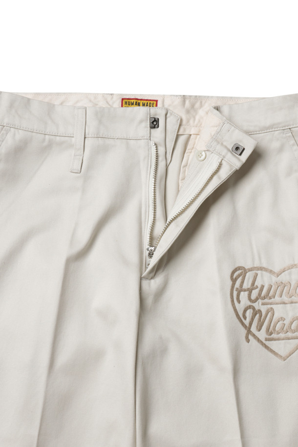 화이트 컬러의 치노 팬츠입니다. 남성용으로, 봄, 여름 시즌에 착용하기 좋은 긴 기장의 바지입니다. 베이직하고 캐주얼한 스타일로, 다양한 상의와 매치하기 용이합니다. 레귤러 핏으로 편안한 착용감을 제공하며, 하트 스티치 디테일과 사이드 포켓 디자인이 특징입니다. 미니멀하고 클래식한 무드를 연출하며, 일상생활에서 활용하기 좋습니다.
