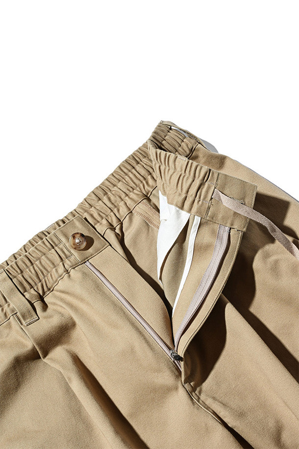 (CLESSTE) 바렐 레그 이지 팬츠 - 베이지는 캐주얼, 미니멀 스타일의 남녀 공용 긴바지입니다. 봄, 가을에 적합하며, 산책룩이나 캠핑룩에 활용하기 좋습니다. 면 소재의 무지 디자인으로, 와이드 및 배기핏의 루즈핏을 연출합니다. 허리 밴딩과 드로우코드가 있어 편안한 착용감을 제공하며, 고밀도 하이카운트 치노 소재로 제작되었습니다.
