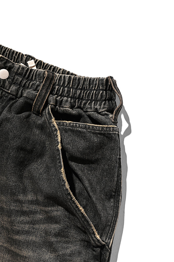 (CLESSTE) 빈티지 블랙 데님 워커 하프 팬츠는 남녀 모두 착용 가능한 루즈핏 하프 팬츠입니다. 10.5oz 데님 소재에 셀비지 데님을 사용하여 내구성을 높였으며, 빈티지 오버다잉 처리로 독특한 색감과 멋을 더했습니다. 페인터 팬츠 디자인과 뒷면 유틸리티 포켓, 내부 드로코드를 통해 실용성을 강조했습니다. 로우/하이 웨이스트로 다양하게 연출 가능하며, 캐주얼, 스트릿, 워크웨어 스타일을 즐겨 입는 분들께 추천합니다. 봄, 여름, 가을, 겨울 사계절 모두 활용 가능한 아이템으로 여행룩, 캠핑룩 등 폭넓게 활용할 수 있습니다.
