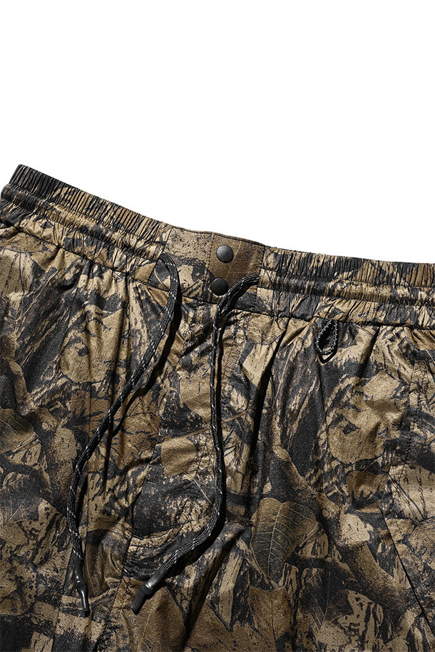 (CLESSTE) 리얼 트리 립스탑 나일론 시티 밀리터리 하프 팬츠 003 - 올리브는 남성용 바지로, 여름철 일상 및 아웃도어 활동에 적합한 밀리터리 스타일의 하프 팬츠입니다. 얇고 가벼운 립스탑 나일론 소재를 사용하여 활동성을 높였으며, 올리브 컬러의 카모 패턴이 특징입니다. 허리 밴딩과 사이즈 조절, 어저스터 조절 기능으로 편안한 착용감을 제공하며, 측면 포켓 2개로 수납성을 더했습니다. 여행룩, 휴가룩, 캠핑룩 등 다양한 TPO에 활용 가능하며, 캐주얼 및 고프코어 스타일을 연출하기 좋습니다.
