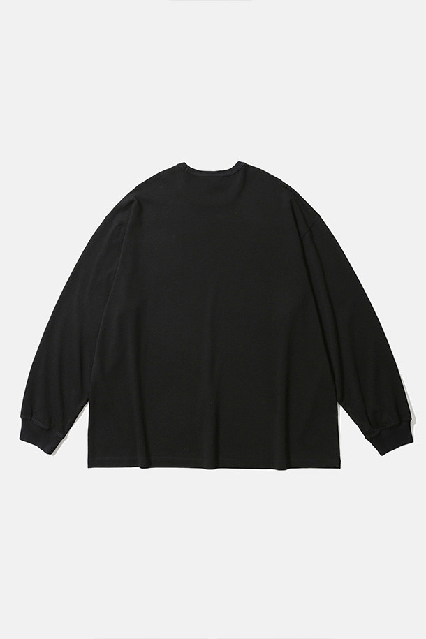 404 GNF(F) L/S 티셔츠 - 블랙은 캐주얼, 스트리트, 미니멀 스타일을 아우르는 긴팔 티셔츠입니다. 봄, 가을, 겨울 계절에 활용하기 좋으며, 일상복으로 편안하게 착용할 수 있습니다. 부드러운 면 소재로 제작되었으며, 오버핏으로 편안한 착용감을 제공합니다. 라운드넥 디자인에 404 GRAPHIC NOT FOUND 그래픽 프린팅이 돋보이며, 손목 립 시접 갈라 처리 및 수축 방지 가공, 골지 립 오프닝 디테일로 완성도를 높였습니다. 겨울철 데일리룩에 개성을 더해보세요.
