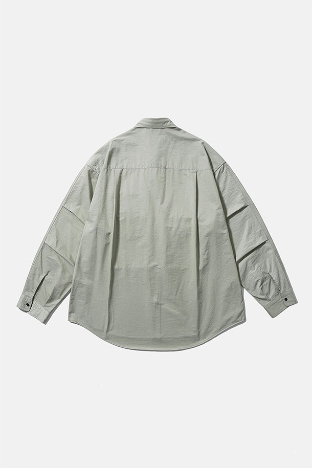 GEAR POCKET 셔츠 - 라이트 토프는 남성용 셔츠로, 봄과 여름에 착용하기 좋습니다. 캐주얼, 미니멀, 시티보이 스타일에 어울리며, 일상, 동네 마실, 여행, 산책 등 다양한 TPO에 활용할 수 있습니다. 라이트 토프 컬러의 오버핏 셔츠로, 레귤러 카라와 긴 소매 기장이 특징입니다. 얇은 두께감의 나일론, 면 혼방 소재에 등판 메쉬 요크, 3개의 입체 포켓, 소매 턱 디테일이 더해져 통기성을 높였습니다. 스냅 여밈 방식의 무지 셔츠로 편안하고 세련된 스타일을 연출해보세요.
