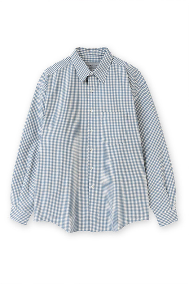 'STEADY SHIRT - BLUE' 셔츠는 클래식과 빈티지 무드를 담아낸, 봄, 여름, 가을 시즌에 적합한 공용 셔츠입니다. 부드러운 촉감의 면 소재에 얇은 두께감으로 편안한 착용감을 선사하며, 루즈핏과 차이나 칼라 디자인이 특징입니다. 섬세한 깅엄 체크 패턴과 자개 단추, 왼쪽 가슴 포켓 디테일이 돋보이며, 타입라이터 워셔 원단, 양면 기모 가공, 바이오워싱 가공으로 완성도를 높였습니다. 데이트룩, 카페룩, 미니멀, 캐주얼 스타일을 즐기는 분들께 추천합니다.
