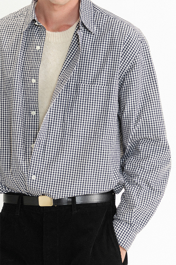 STEADY SHIRT (스테디 셔츠) - 다크 네이비는 클래식과 빈티지 무드를 담은 남성 셔츠입니다. 40수 1합 코튼 타입라이터 워셔 원단에 양면 기모, 바이오워싱 가공을 더해 부드러운 촉감을 선사합니다. 깅엄 체크 패턴과 차이나칼라, 여유로운 핏으로 편안한 착용감을 제공하며, 자개 단추와 왼쪽 가슴 포켓 디테일이 돋보입니다. 데이트룩 또는 비즈니스 캐주얼 스타일링에 적합하며, 미니멀하고 캐주얼한 스타일을 연출하기 좋습니다. 코츠사 봉제사 사용으로 내구성을 높였습니다.
