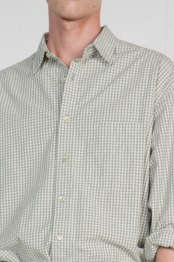 STEADY SHIRT - 올리브 그레이 셔츠는 부드러운 면 소재의 반소매 셔츠입니다. 클래식과 빈티지 무드를 자아내는 깅엄 체크 패턴에 여유로운 핏으로 편안함을 더했습니다. 차이나칼라와 자개 단추, 왼쪽 가슴 포켓이 특징이며, 타입라이터 워셔 원단, 양면 기모, 바이오워싱 가공을 통해 뛰어난 착용감을 선사합니다. 데이트룩, 카페룩, 동네 마실룩 등 다채로운 TPO에 클래식, 캐주얼, 미니멀 스타일로 연출하기 좋습니다.

