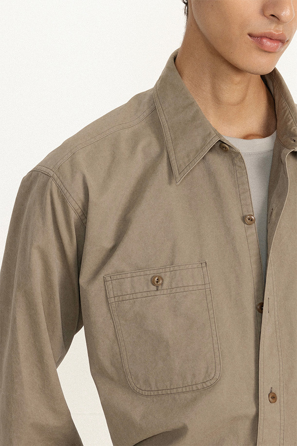 다크 베이지 색상의 WASHED WORK SHIRT (워시드 워크 셔츠)입니다. 면 소재로 제작되어 부드러운 촉감을 자랑하며, 사계절 내내 착용하기 좋습니다. 스탠다드 핏에 레귤러 기장으로, 베이직하면서 빈티지한 스타일을 연출합니다. 가슴 포켓, 캣아이 버튼, 스티치 디테일이 특징이며, 트윌 바이오 워싱, 가먼트 워싱, 후워싱 공법으로 내구성을 높였습니다. 출근룩, 비즈니스 캐주얼, 클래식, 미니멀, 워크웨어 스타일을 즐겨 입는 분들께 추천합니다.
