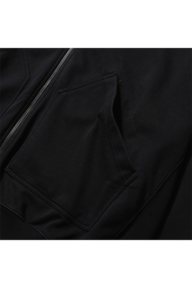 블랙 색상의 BAGGY ZIP 후드 스웨트입니다. 넉넉한 오버핏과 루즈핏으로 편안한 착용감을 선사하며, 가을과 겨울에 따뜻하게 입을 수 있습니다. 부드러운 면과 폴리에스테르 혼방 소재로 제작되었으며, 두꺼운 두께감으로 보온성을 높였습니다. 2웨이 지퍼, 사이드 패치 포켓, 손목 립 처리, 가먼트 워싱 디테일이 돋보입니다. 캠핑룩, 집콕룩, 캐주얼, 미니멀, 클래식 스타일을 연출하기 좋습니다.
