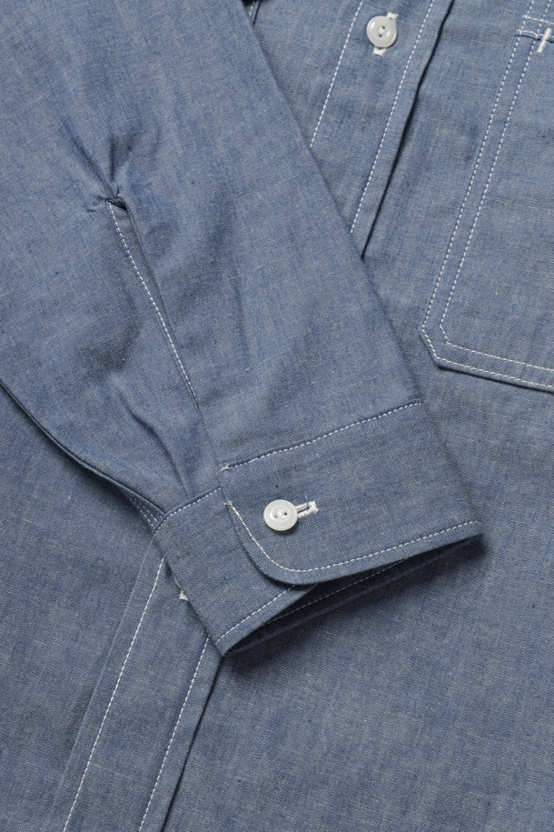 **CHAMBRAY SHIRT - INDIGO (샴브레이 셔츠 - 인디고)**

캐주얼한 스타일을 연출하기 좋은 샴브레이 셔츠입니다. 얇은 두께감으로 봄, 여름, 가을, 세 계절에 걸쳐 활용할 수 있습니다. 인디고 컬러의 무지 디자인으로 다양한 하의와 매치하기 용이합니다. 레귤러핏에 차이나칼라, 긴 소매 기장으로 제작되었으며, 비대칭 포켓 디자인과 하트 모양 종이 라벨이 특징입니다. 셀비치 샴브레이 원단으로 제작되어 고급스러운 착용감을 선사합니다.
