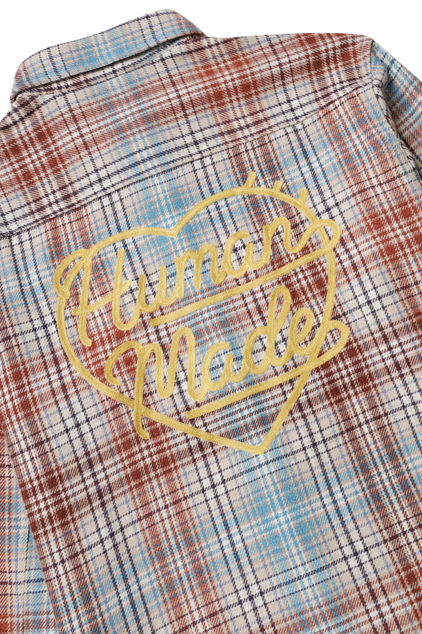 CHECK SHIRT - 화이트 셔츠는 면 소재로 제작되어 봄, 가을에 착용하기 좋은 남성용 셔츠입니다. 캐주얼, 미니멀, 클래식 스타일을 아우르며, 동네 마실룩이나 데이트룩에 적합합니다. 차이나칼라에 긴 소매, 레귤러핏으로 디자인되었으며, 얇은 두께감으로 편안한 착용감을 선사합니다. 화이트, 레드, 블루 세 가지 컬러로 출시되었으며 가슴 포켓 2개, 버튼 커프스, 전면 오리 그래픽 로고 패치, 후면 하트 로고 자수 디테일로 포인트를 더했습니다. 레귤러 기장의 체크 패턴 셔츠입니다.
