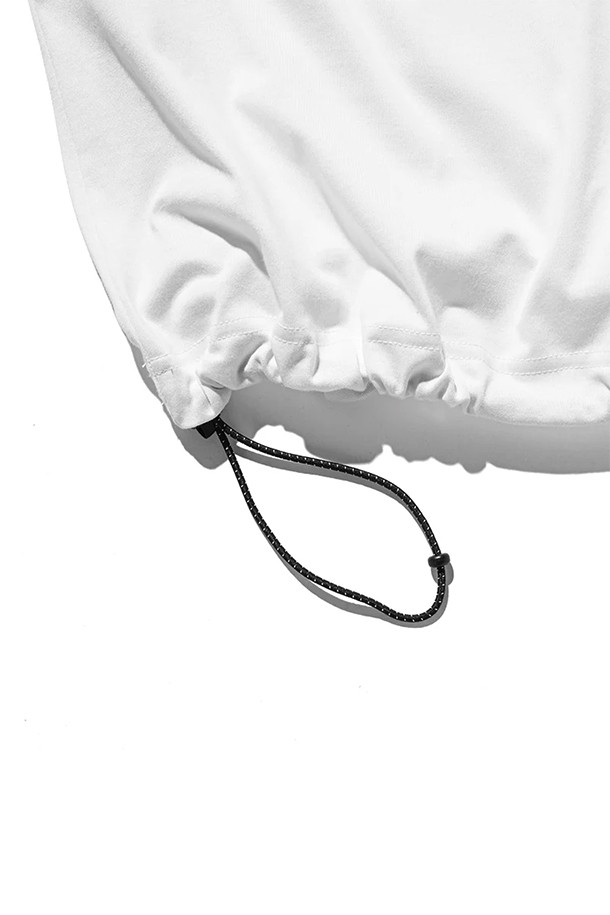 "LOGO PRINT MASSIVE T-SHIRT WITH DRAWSTRINGS A - WHITE"는 남녀 모두 착용 가능한 오버핏 티셔츠입니다. 봄, 여름 시즌에 어울리는 5부 소매 기장의 라운드넥 디자인으로, 캐주얼 및 스트릿 스타일을 연출하기 좋습니다. 밑단 양쪽에 CLESSTE 시그니처 수축 팁 어저스터가 부착되어 사이즈 조절이 가능하며, 화이트 컬러에 로고 패턴으로 포인트를 더했습니다.
