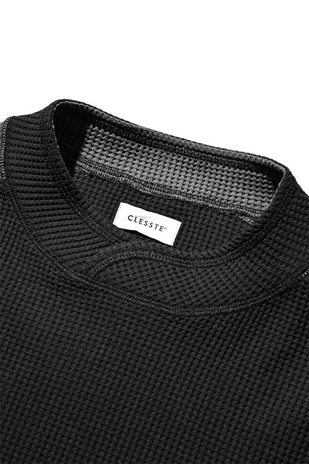 (CLESSTE) 시티 S/S 라이트 써멀 풀오버 - 블랙 X 그레이는 가볍고 편안한 착용감을 선사하는 공용 반소매 티셔츠입니다. 블랙과 그레이 컬러 배색으로 어떤 스타일에도 잘 어울리며, 일상 및 아웃도어 활동 모두에 적합합니다. 신축성이 뛰어나 활동성을 보장하며, 구김 방지 기능으로 관리가 용이합니다. 라운드넥 디자인에 레귤러핏으로 제작되었으며, 드로우스트링 밑단으로 핏 조절이 가능합니다. 폴리에스터 소재로 제작되어 부드러운 촉감을 느낄 수 있으며, 사계절 내내 활용하기 좋습니다.
